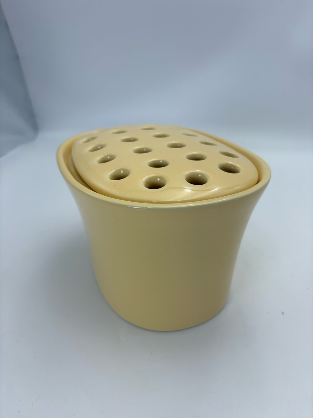 Vintage Southern Living At Home Butter Yellow Glazed Ceramic Vase w/Floral Frog - Picture 4 of 16